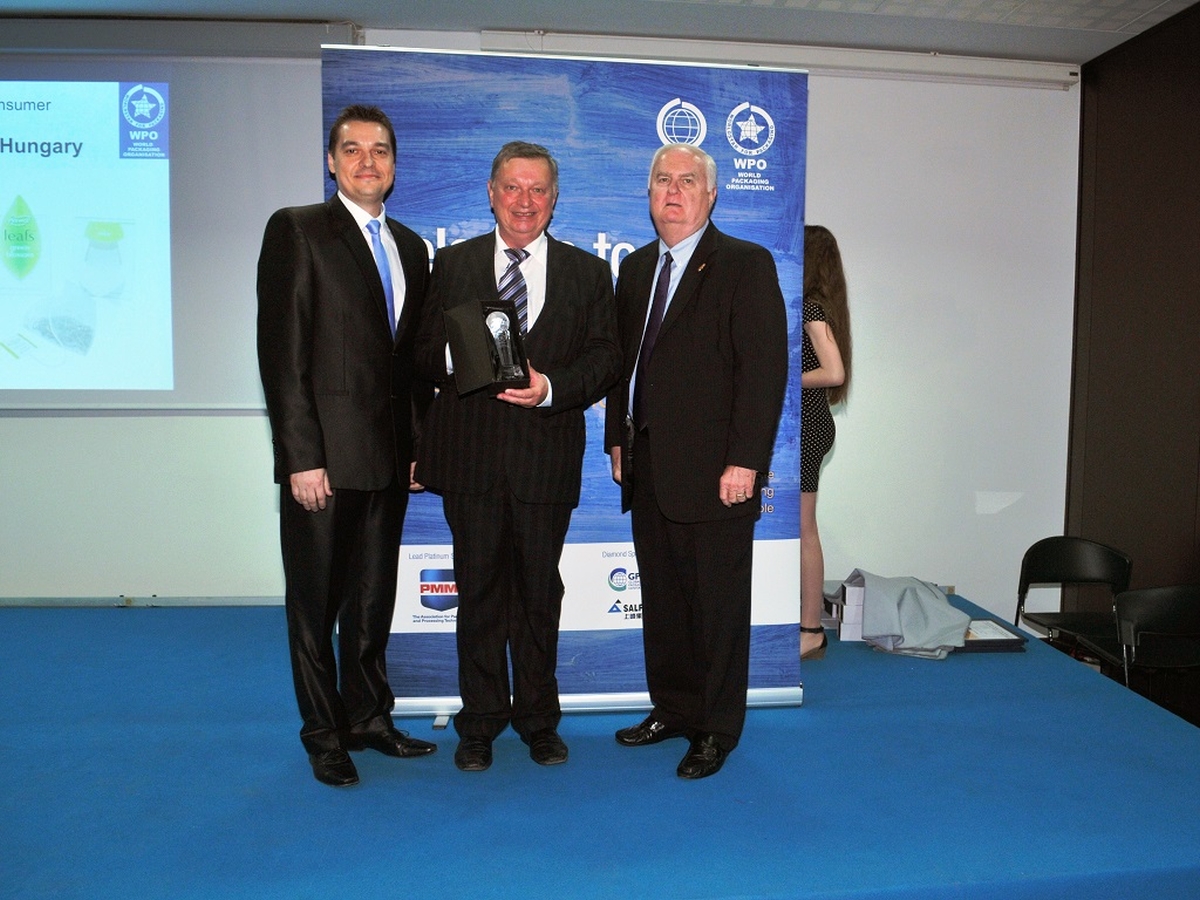 Az STI Petőfi Nyomda képviselőinek, Fábián Endrének (ügyvezető igazgató) és Kolozsvári Györgynek (értékesítési igazgató) a WPO elnöke Tom Schneider gratulált a díjhoz. A kép forrása: WPO