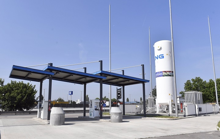 Megnyitott hazánk első LNG töltőállomása