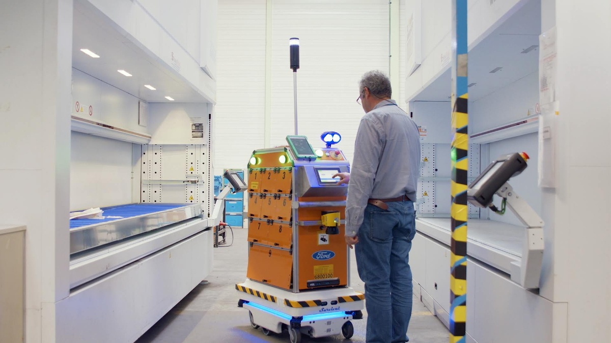 Önvezető robot dolgozik a Ford gyárban