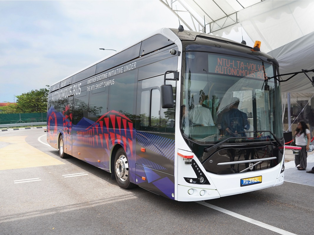 Önvezető elektromos autóbuszt tesztelnek Szingapúrban