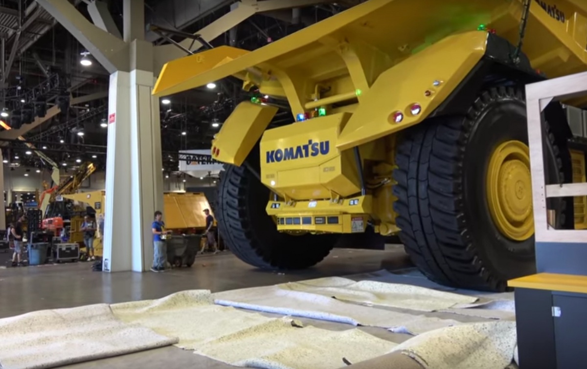 Komatsu 2700 lóerős tehergépkocsija