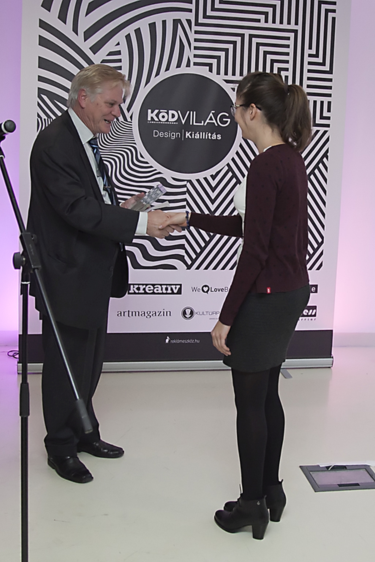 02 ? A KódVilág Design Pályázat első helyezetje, Petró Petra átveszi a díjat Viszkei Györgytől, a GS1 Magyarország elnökétől