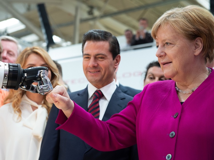 Így targoncázik Angela Merkel