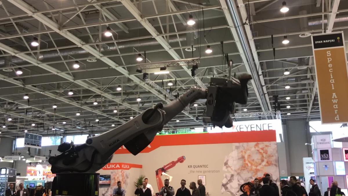 A KUKA COASTER hattengelyes ipari robot ezúttal látogatókkal mutatta be mozgáskombinációit
