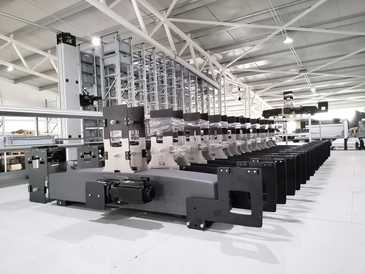 Sorozatgyártásban gyártott felrakógépek sorakoznak a LOG-X telephelyén
