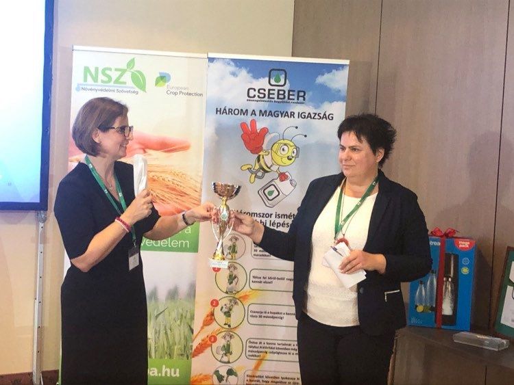 A Cseber Nonprofit Kft. ügyvezetője, Fenyvesi Rita átadja a díjat a KITE Zrt. növényvédőszer kereskedelmi üzletág igazgatójának, Sopronyiné Komlósi Beátának
