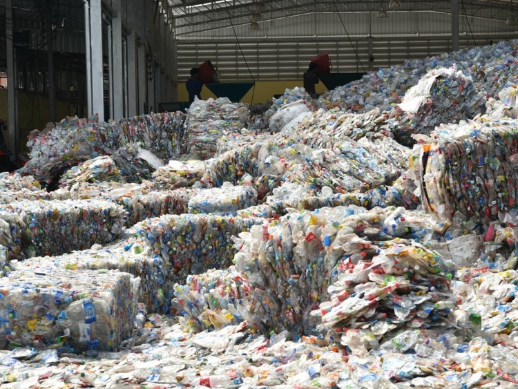 csomagolástervezés szűz műanyag környezetvédelem