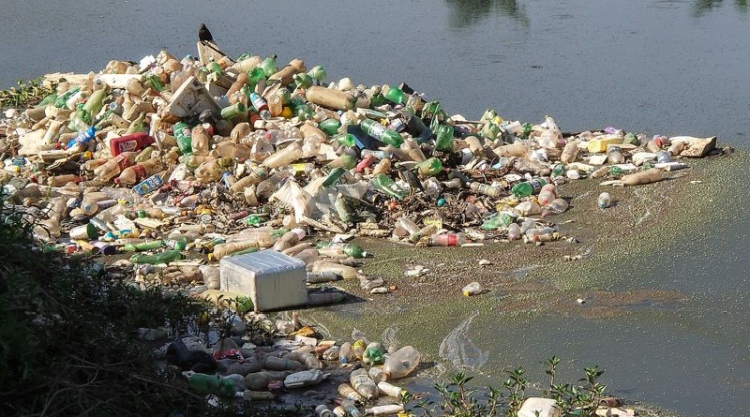 folyó víz szemét hulladék műanyag