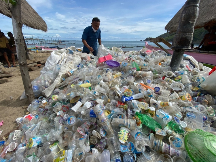 műanyag pohár flakon ember tengerpart