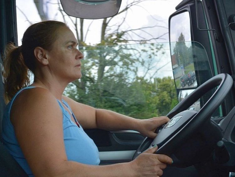 kamionsofőr nő kamion tehergépkocsi fülke kabin