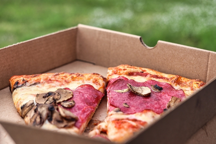 doboz pizza pizzásdoboz szalámi gomba