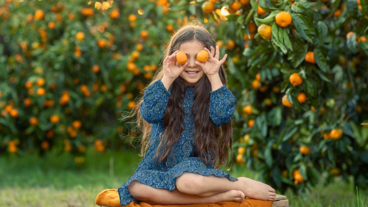 Narancsliget, lány naranccsal