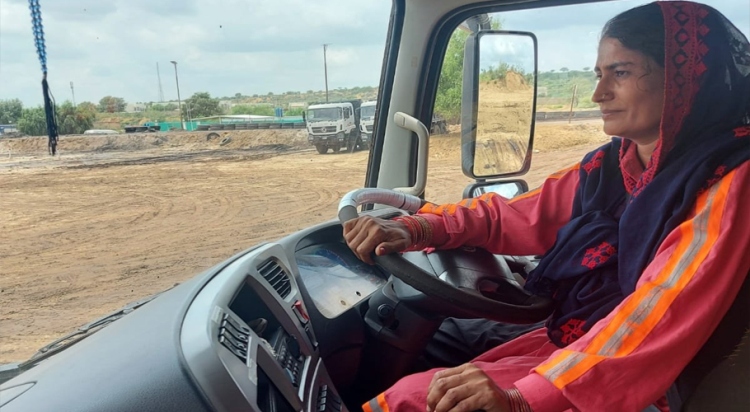 kamionfülke tehergépkocsi kamionsofőr nő