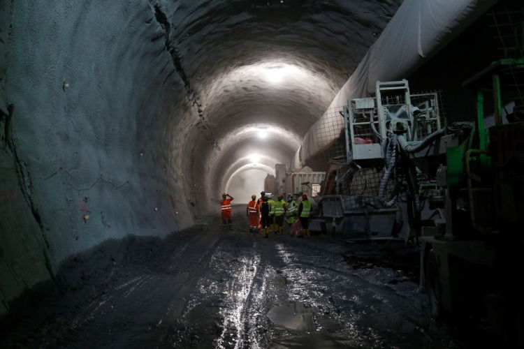 alagút alagútépítés emberek gép lámpa