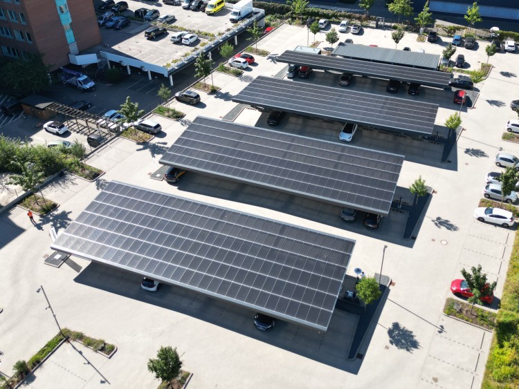 napelem napelempark parkoló autó fa