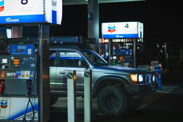 benzinkút töltőállomás terepjáró