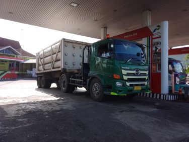 üzemanyag töltőállomás benzinkút tehergépkocsi