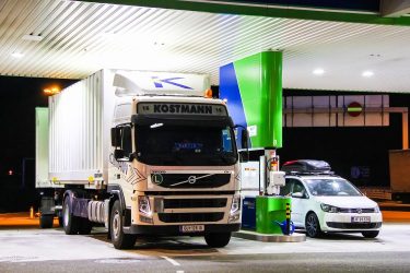 üzemanyag töltőállomás benzinkút kamion