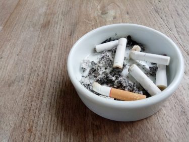 cigarettacsikk hamutálca