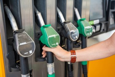 üzemanyag töltőállomás benzinkút töltőpisztoly