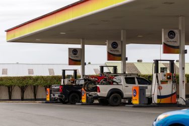 üzemanyag töltőállomás benzinkút terepjáró pickup