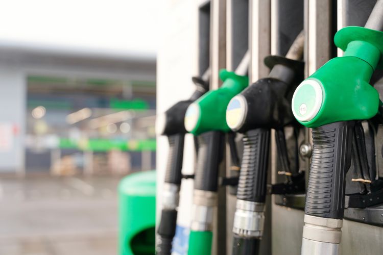 Július első napján jelentősen csökkennek az üzemanyagárak