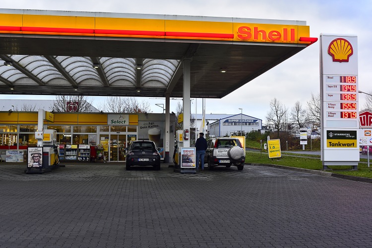 Továbbra is kedvezően alakulnak az üzemanyagárak