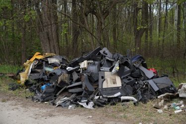 illegális hulladéklerakás természet autóalkatrész