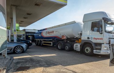 üzemanyag töltőállomás benzinkút üzemanyagszállító tehergépkocsi