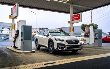 benzinkút üzemanyag töltőállomás subaru suv