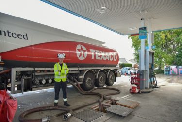 üzemanyag töltőállomás benzinkút tartálykocsi