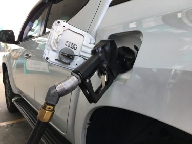üzemanyag töltőállomás benzinkút terepjáró pickup
