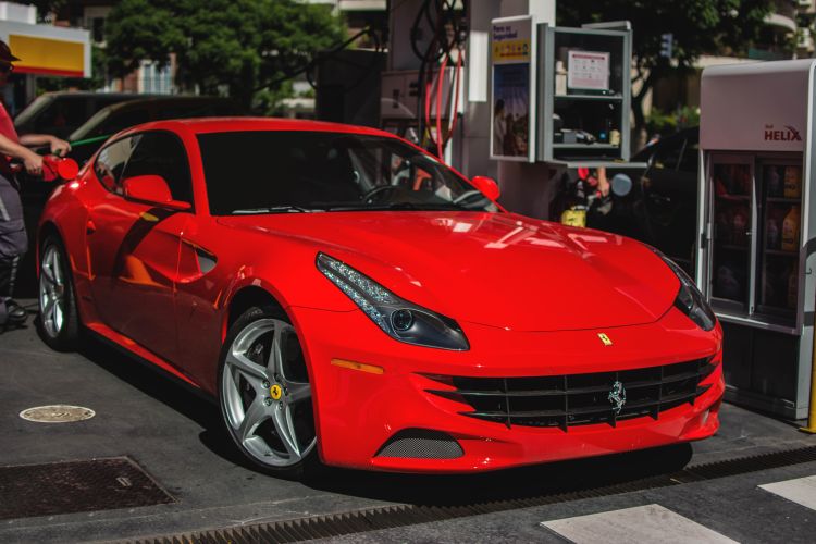 üzemanyag töltőállomás benzinkút ferrari