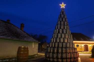 söröshordókból összeállított karácsonyfa a sörfőzde udvarán