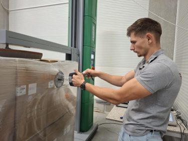 csomagolás optimalizálás fóliafeszesség mérés