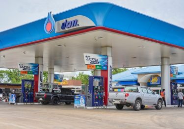 üzemanyag töltőállomás benzinkút terepjáró pickup