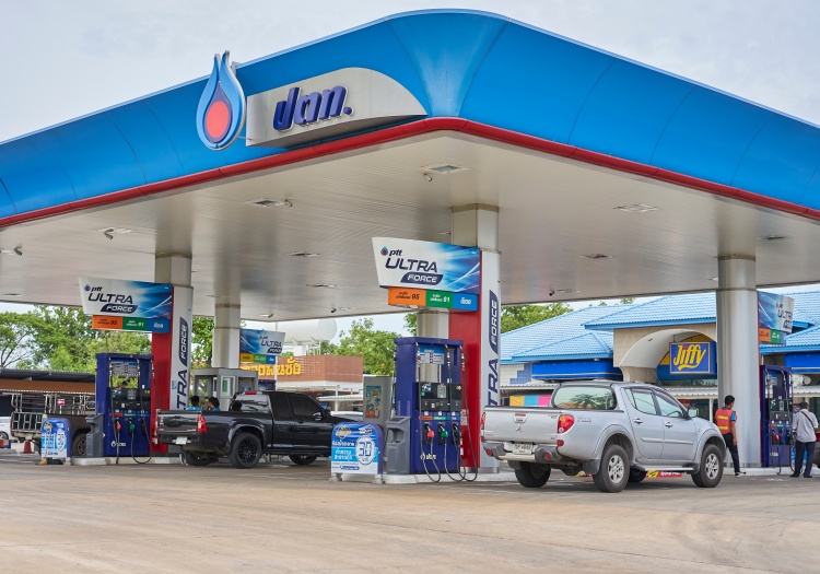 Némi stagnálás után hétvégén már belehúz az üzemanyagár