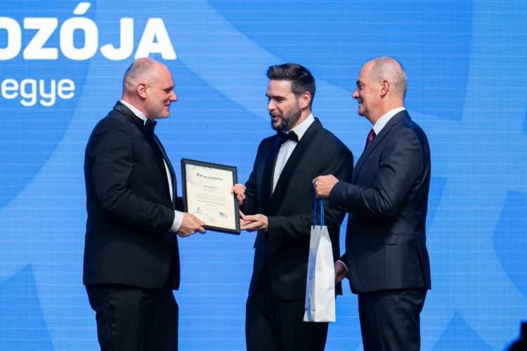 Hadnagy Ernő átveszi a Business Superbrands elismerést