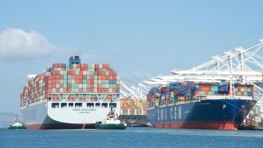 tengeri áruszállító hajó kikötő konténer