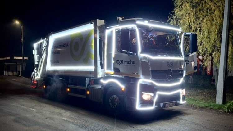 Ünnepi fényben pompáznak a kukásautók