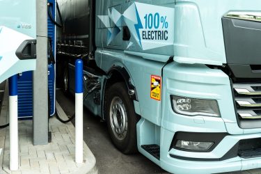 elektromos tehergépkocsi kamion töltés