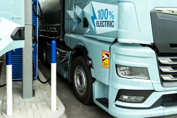 elektromos tehergépkocsi kamion töltés