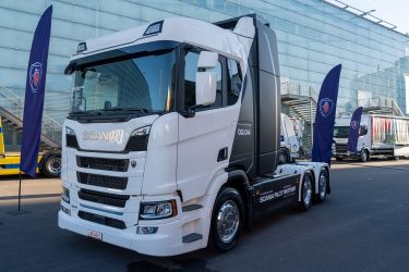 Transpack Tudástár: Hidrogén-üzemanyagcellás Scania teszt – A Scania az Asko Norge AS-szel közösen valós logisztikai körülmények között vizsgálja a hidrogén-üzemanyagcellás teherautók műszaki és üzleti teljesítményét; a pilot célja megérteni, hogyan egészítheti ki a hidrogéntechnológia a villamosítást a fenntartható szállítmányozásban.