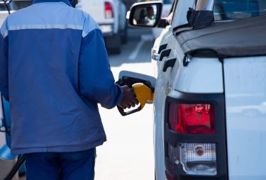 üzemanyag töltőállomás benzinkút pickup