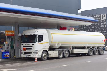 üzemanyag töltőállomás benzinkút tartálykocsi kamion