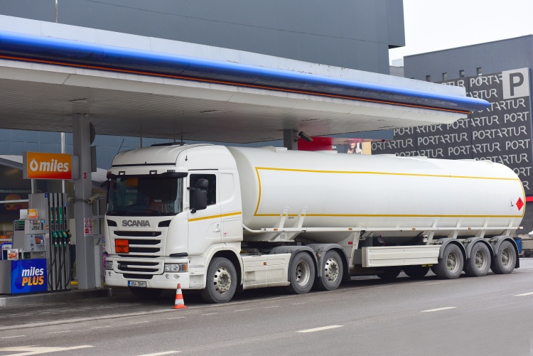 üzemanyag töltőállomás benzinkút tartálykocsi kamion