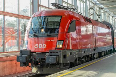 Több vonat szerelvény vasútállomás