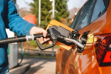 üzemanyag töltőállomás benzinkút töltőpisztoly