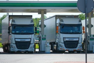 üzemanyag töltőállomás benzinkút kamion tehergépkocsi