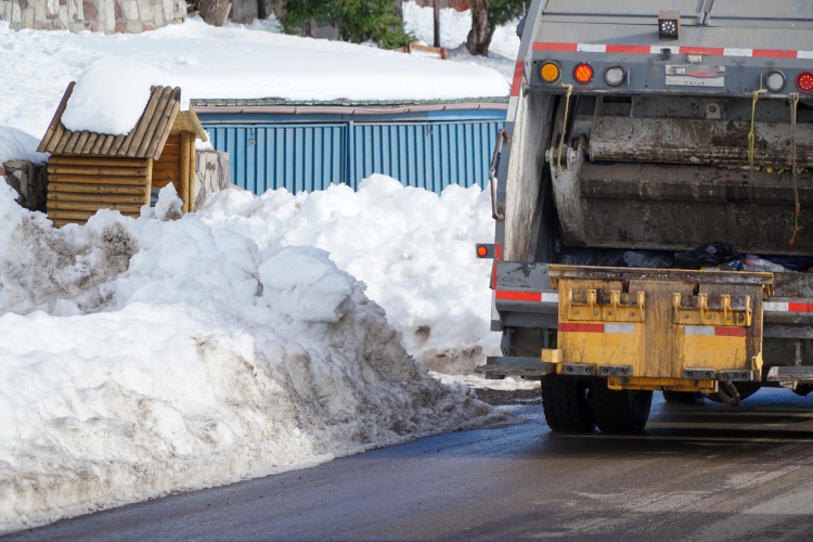 Hulladékbegyűjtés havas, fagyos körülmények között
